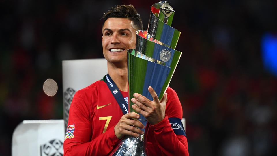 Cristiano Ronaldo bên chiếc cúp UEFA Nations League 